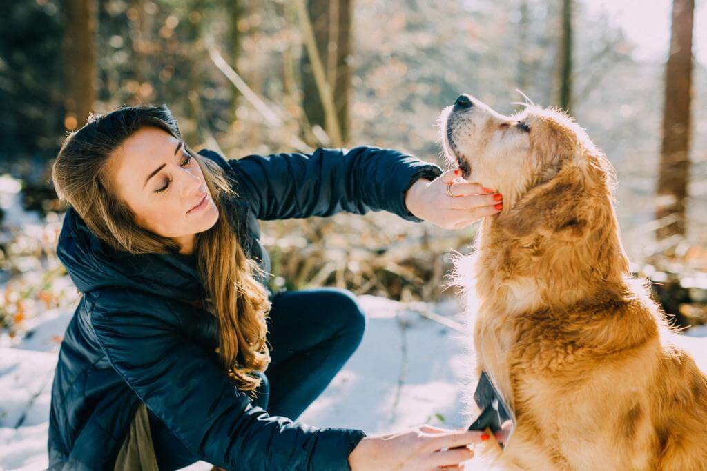 Urlaub mit Hund im Erzgebirge – Frau mit Hund im Wald