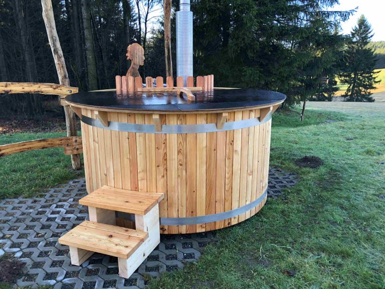 Holz-Hot-Tub im Garten des Landhotels Altes Zollhaus