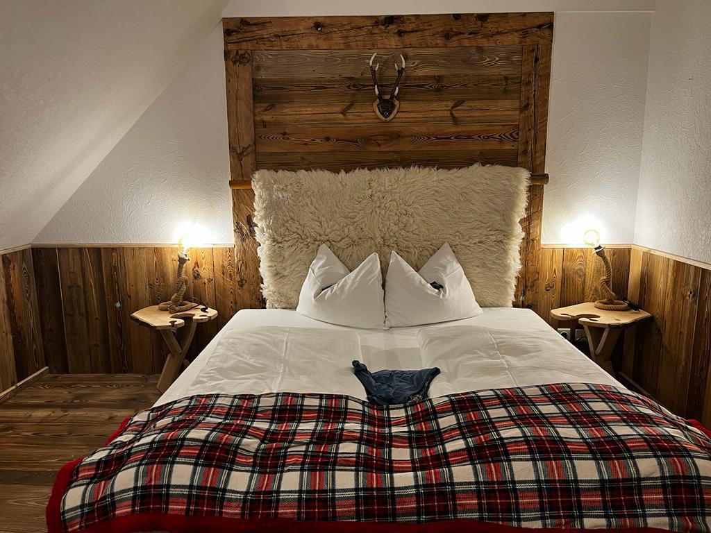 Room with reclaimed wood – Landhotel Altes Zollhaus