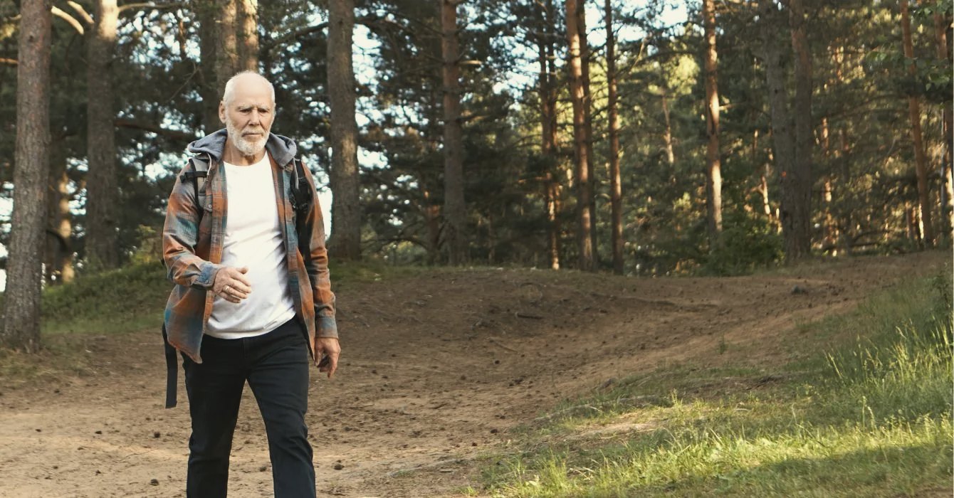 Guest on a hike during Buchinger fasting in the Ore Mountains