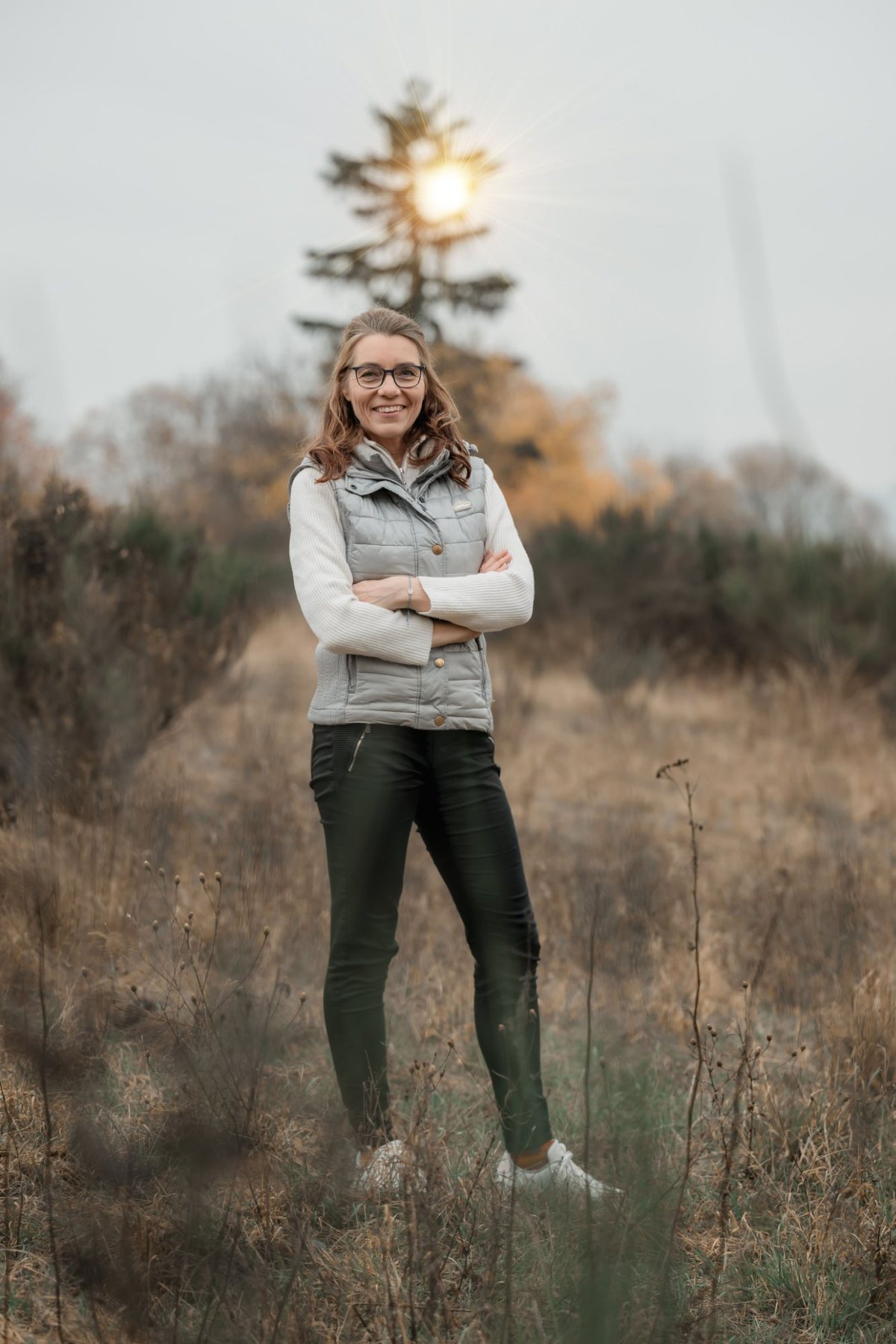Fastenleiterin Jana Seifert im Herbst vor einem Nadelbaum