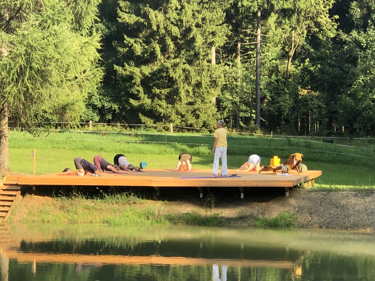 Yoga auf der Plattform am Waldsee