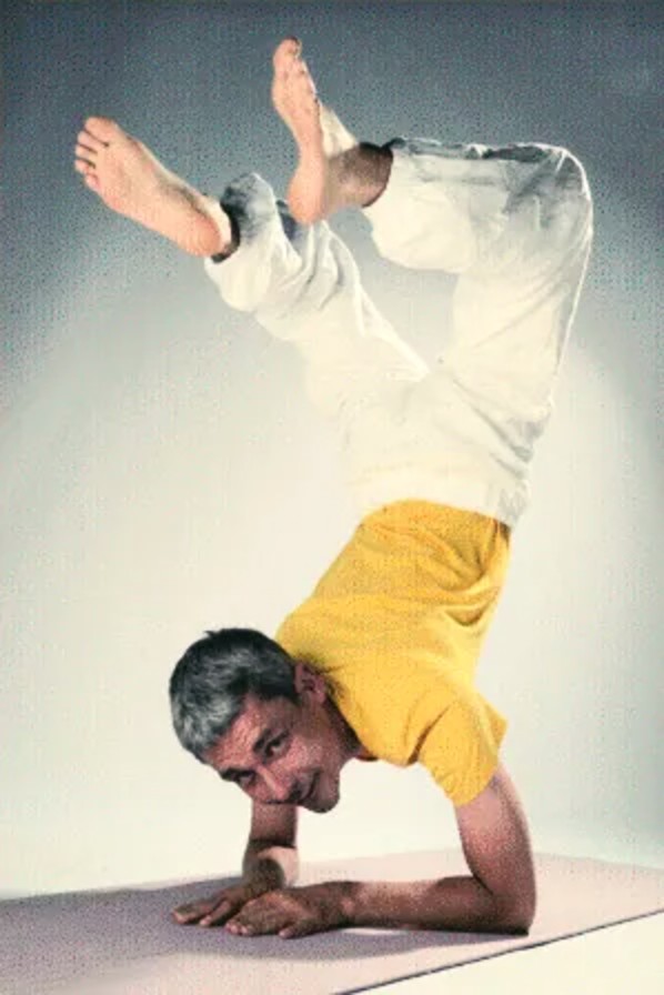 Yogalehrer Roman Richter im Skorpion-Unterarmstand – Yoga-Retreat „Zurück zu Dir“ im Landhotel Altes Zollhaus bei Altenberg im Erzgebirge